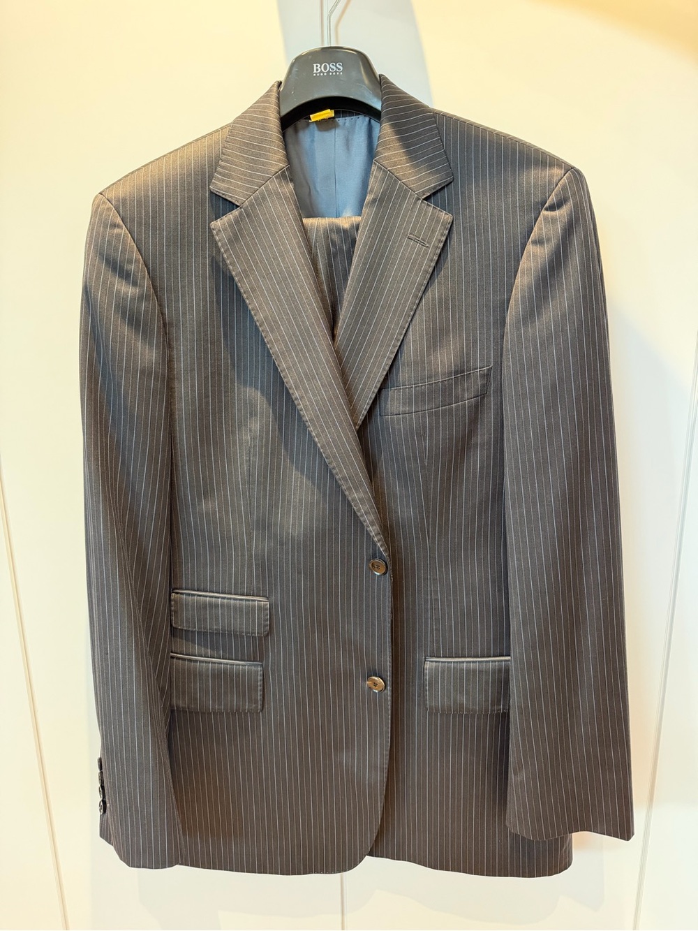 Hugo Boss Dark Gray Pinstripe 2-Piece Suit | 100% Wool | Very Good Condition